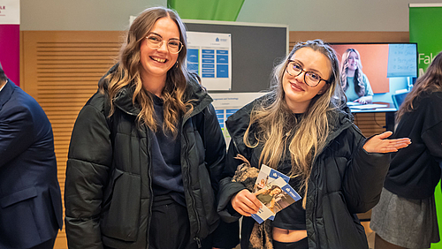 Vorbild große Schwester: Anna (l.) studiert schon an der Hochschule Mittweida. Lisa orientiert sich noch beim Studieninformationstag. Zwei junge Frauen schauen lachend bzw. lächelnd in die Kamera