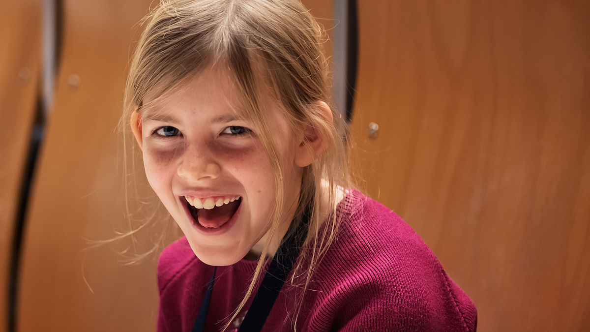 Kind mit geöffentem Mund und Spuren von der Kakaobohne auf der Zunge,