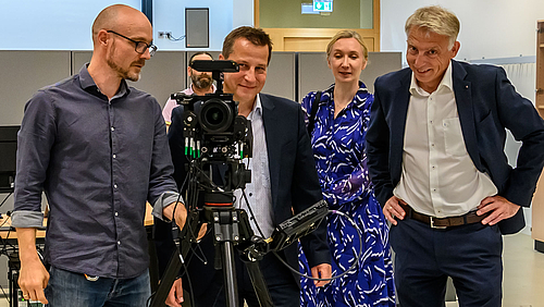 Rektor Volker Tolkmitt (1.v.r.) und MDR-Intendant Ralf Ludwig (3.v.r.) bei dessen „Antrittsbesuch“ im Sommer 2024 an der Hochschule Mittweida, hier im Virtual-Production-Studio der Fakultät Medien.