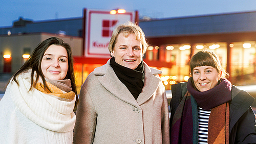 Tabea Esche, Prof. Dr. Isolde Heintze und Friederike Haubold stehen vor einer beleuchteten Geschäftsfront. Sie tragen Mäntel und Schals.