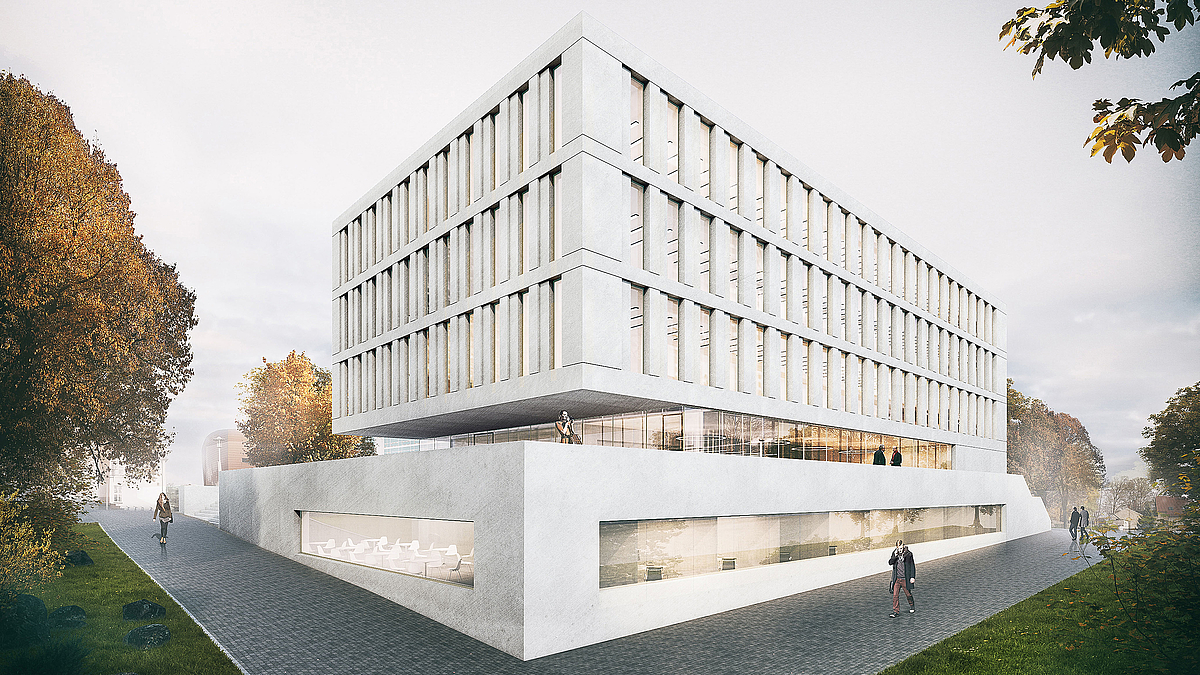 Ein weißes Gebäude mit fünf Geschossen und vielen Fensterfronten.