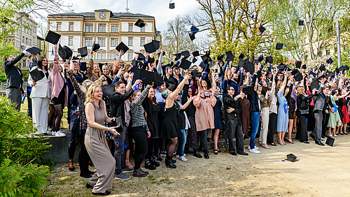 Mit der Hochschule Mittweida im Rücken: „Gemeinsam geschafft“ – und die Hüte dürfen fliegen.