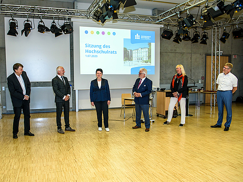 Mit Gesundheits-Abstand aber mit einer Stimme: Die Mitglieder der Hochschulrats der Hochschule Mittweida wählten Iris Firmenich (3.v.l.) zu ihrer Vorsitzenden. Zum Gremium in der Amtsperiode bis 2025 gehören außerdem Prof. Christoph Meyer, Dirk Waidhas Mit Gesundheits-Abstand aber mit einer Stimme: Die Mitglieder der Hochschulrats der Hochschule Mittweida wählten Iris Firmenich (3.v.l.) zu ihrer Vorsitzenden. Zum Gremium in der Amtsperiode bis 2025 gehören außerdem Prof. Christoph Meyer, Dirk Waidhas, Prof. Georg Kuka, Claudia Graus, Prof. Ralf Hartig (v.l.), sowie (nicht auf dem Foto) Prof. Karola Wille.