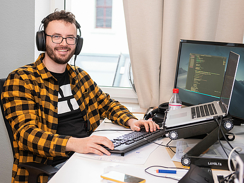 Der Erste: Jonas Bentke hat Anfang 2021 seinen Abschluss im Blockchhain-Masterstudiengang an der Hochschule Mittweida gemacht. (Foto: Thomas Kruse photographisches) Der Erste: Jonas Bentke hat Anfang 2021 seinen Abschluss im Blockchhain-Masterstudiengang an der Hochschule Mittweida gemacht. (Foto: Thomas Kruse photographisches)