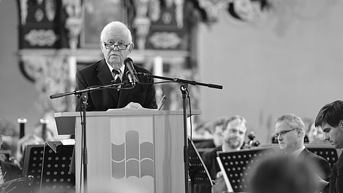 Kurt Biedenkopf steht an einem Pult und hält die Festrede zur Investitur von Rektor Ludwig Hilmer am 1. Oktober 2012 in der Evangelischen Stadtkirche Mittweida.