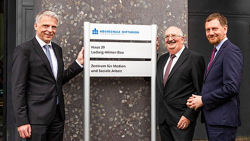 Dem ZMS einen Namen gegeben: Rektor Volker Tolkmitt, sein Vorgänger Ludwig Hilmer und Ministerpräsident Michael Kretschmer. (Foto: Antonia Scherf)