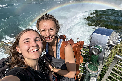 Nicole und Emily (v.l.) genießen den Ausflug zu den Niagara-Fällen genauso wie die Begegnungen mit den Studierenden auf dem Campus des RIT.