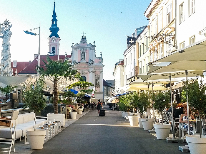 Sankt Pölten liegt 60 Kilometer von Wien entfernt. In 30 Minuten ist die österreichische Hauptstadt per Zug erreichbar.