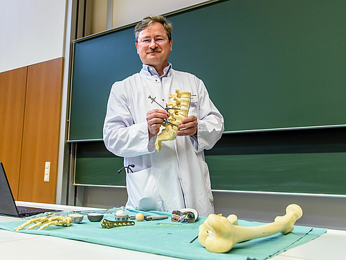 Hörsaal statt OP-Saal: Dr. med. Erik Hauffe erklärt in der Kinderuni-Vorlesung an der Hochschule Mittweida, was die Unfallchirurgie leistet