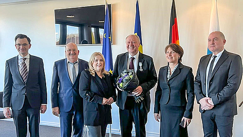 „Ritterschlag“ für Prof. Hans-Peter Niedermeier – neben Botschafterin Adriana Stanescu (2.v.r.) und langjährigen Wegbegleiterinnen und Wegbegleitern aus Sachsen und Rumänien.