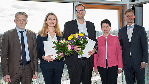 Bestellt und abgeholt: Professorin Ramona Kusche (2. v. l.) ist neu im Hochschulrat der HSMW, Ulrich Pietsch ist neuer Kanzler der Hochschule. Fünf Personen stehen vor einer Glasfensterfront in einem hochgelegenen Raum.