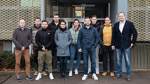 Professor Ronny Bodach (r.) mit seinen „Gaststudierenden“ der Hochschule der Sächsichen Polizei. Sie absolvieren an der Hochschule Mittweida die Einführung in den praktischen Teil der Einführung in die digitale Forensik. Acht männliche und zwei weiblichen Personen haben sich vor dem Eingang eines Gebäudes zum Gruppenfoto aufgestellt.