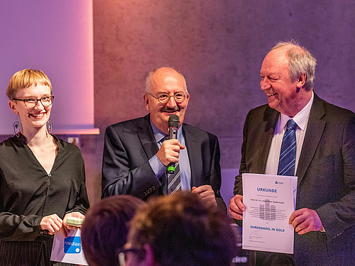 Hans-Peter Niedermeier (r.) erhielt die Goldene Ehrennadel der Hochschule Mittweida am Rande des Medienforums von Ludwig Hilmer.