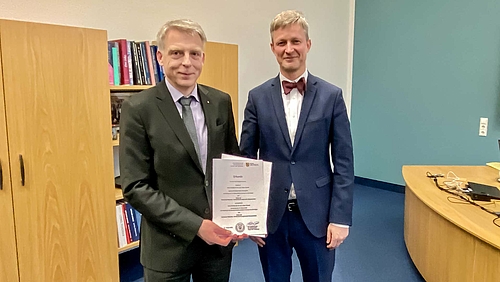 Neues Amt ab 15. Februar: der zukünftige Rektor der Hochschule Mittweida, Professor Volker Tolkmitt (l.), mit Bestellungsurkunde und Wissenschaftsstaatssekretär Dr. Andreas Handschuh. (Foto: SMWK)