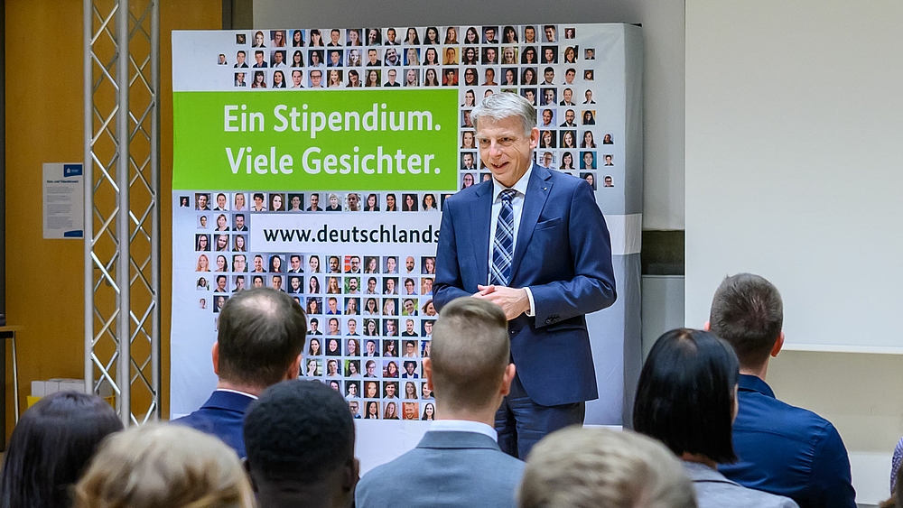 Prof. Volker Tolkmitt, Prorektor Bildung: „Es ist wichtig für uns als Hochschule der angewandten Wissenschaften, die wir den Schulterschluss mit der Wirtschaft leben, dass wir in dieser krisengeschüttelten Zeit neue Fördernde hinzugewinnen konnten."