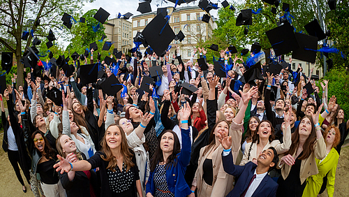 Same procedure ..., aber jedesmal fliegen und landen die Hüte anders. Nicht nur deshalb ist jeder Absolvent:innen-Jahrgang der Hochschule Mittweida ein ganz besonderer. (Foto: André Wirsig)
