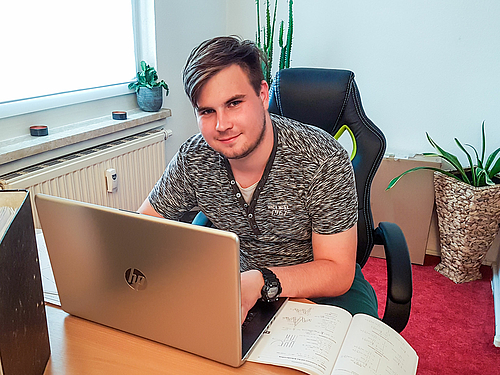 Fabio Bonitz bereitet sich auf seine Prüfungen vor. Er kombiniert Studium und Berufsausbildung, hat nach zweieinhalb Jahren den Facharbeiterabschluss und nach vier Jahren den Bachelor. (Foto: privat) Fabio Bonitz bereitet sich auf seine Prüfungen vor. Er kombiniert Studium und Berufsausbildung, hat nach zweieinhalb Jahren den Facharbeiterabschluss und nach vier Jahren den Bachelor. (Foto: privat)
