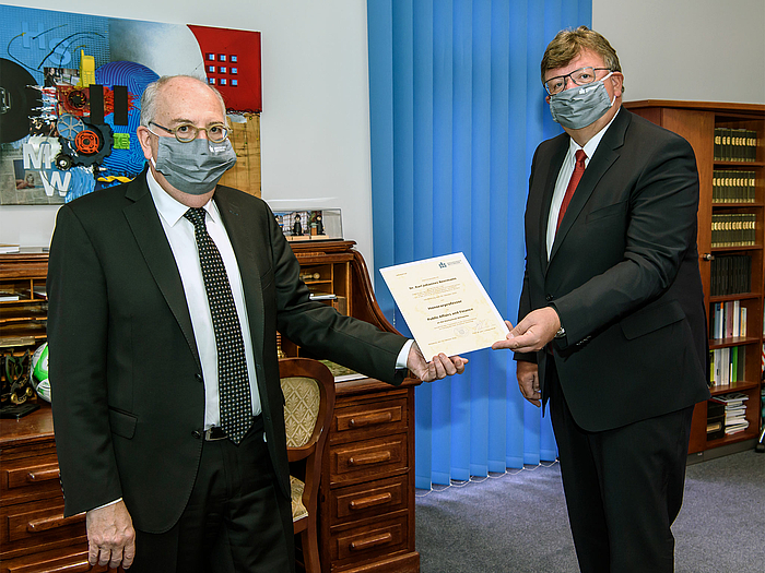 Stolz und Freude unter der Maske auf beiden Seiten: Rektor Ludwig Hilmer (l.) und der neue Professor an der Hochschule Mittweida, Bundesbank-Vorstand Dr. Johannes Beermann. 