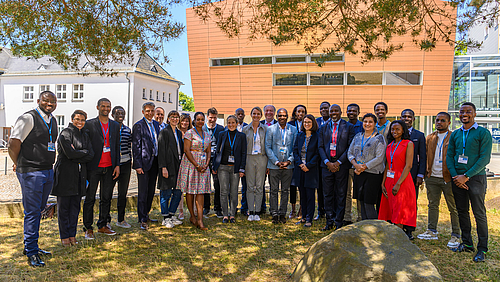 Stehen zusammen für die gemeinsame wissenschaftliche Arbeit gegen die Klimafolgen in Afrika: Expert:innen der Hochschule Mittweida und afrikanischer Klimakompetenznetzwerke.