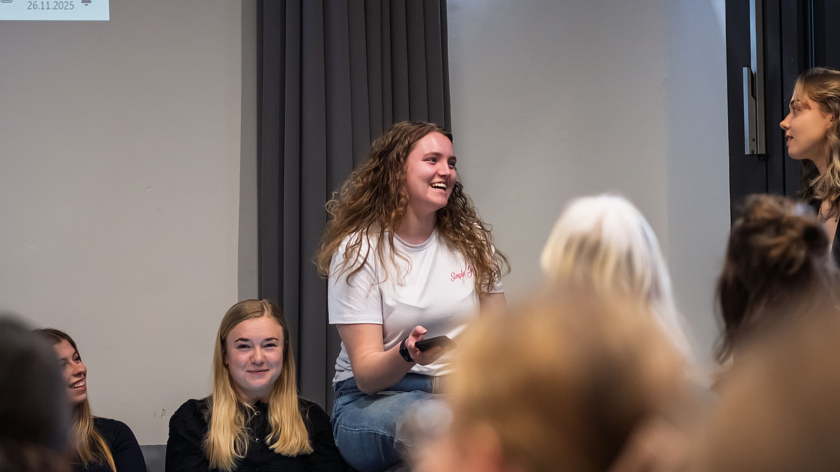 Vier weibliche Personen sitzend und lachend