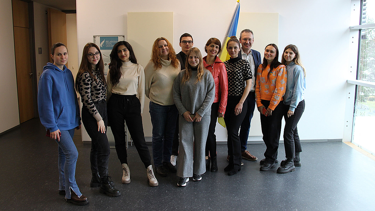 Ukrainische Studierende und Lehrende haben sich mit dem Mittweidaer Professor Serge Velesco zum Gruppenbild aufgestellt.