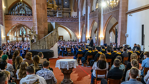 Aus der Mitte – Rektor Volker Tolkmitt: "Ich immatrikuliere Sie in die Gemeinschaft der Hochschule für Angewandte Wissenschaften Mittweida. Sie sind jetzt Mitglieder unserer Hochschule – Herzlich willkommen!“