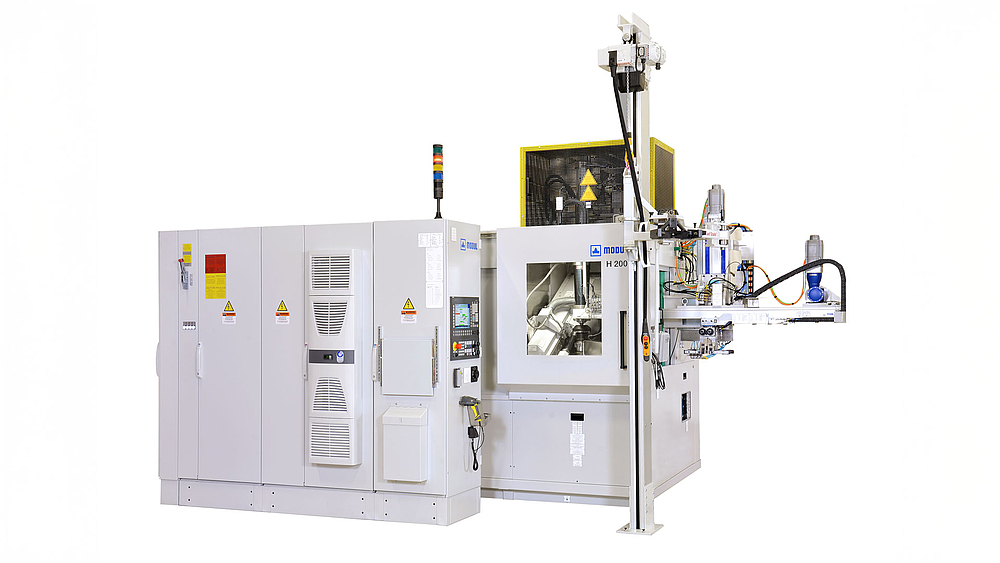 Werksfoto einer aktuellen Wälfzfräsmaschine H200 des Herstellers MODUL MT Verzahntechnik GmbH. Die Maschine ist weitgehend wesentlich größer als die historische Vorgängerin und geschlossen.