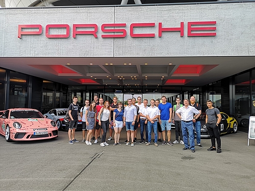 12 Wirtschaftsingenieurwesen- und 6 Betriebswirtschaftslehre-Studenten besuchten mit Prof. Dr. Harald Zwerina das Porsche-Werk in Leipzig.