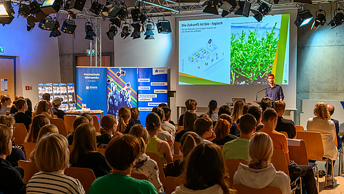 Der Pflanzenbiologe und Wissenschafts-Slammer Dr. David Spencer ist einer der Referenten beim Citizen-Science-Event von EURECA-PRO an der Hochschule Mittweida – aufmerksame Teilnehmende: Schüler:innen aus Augustusburg.