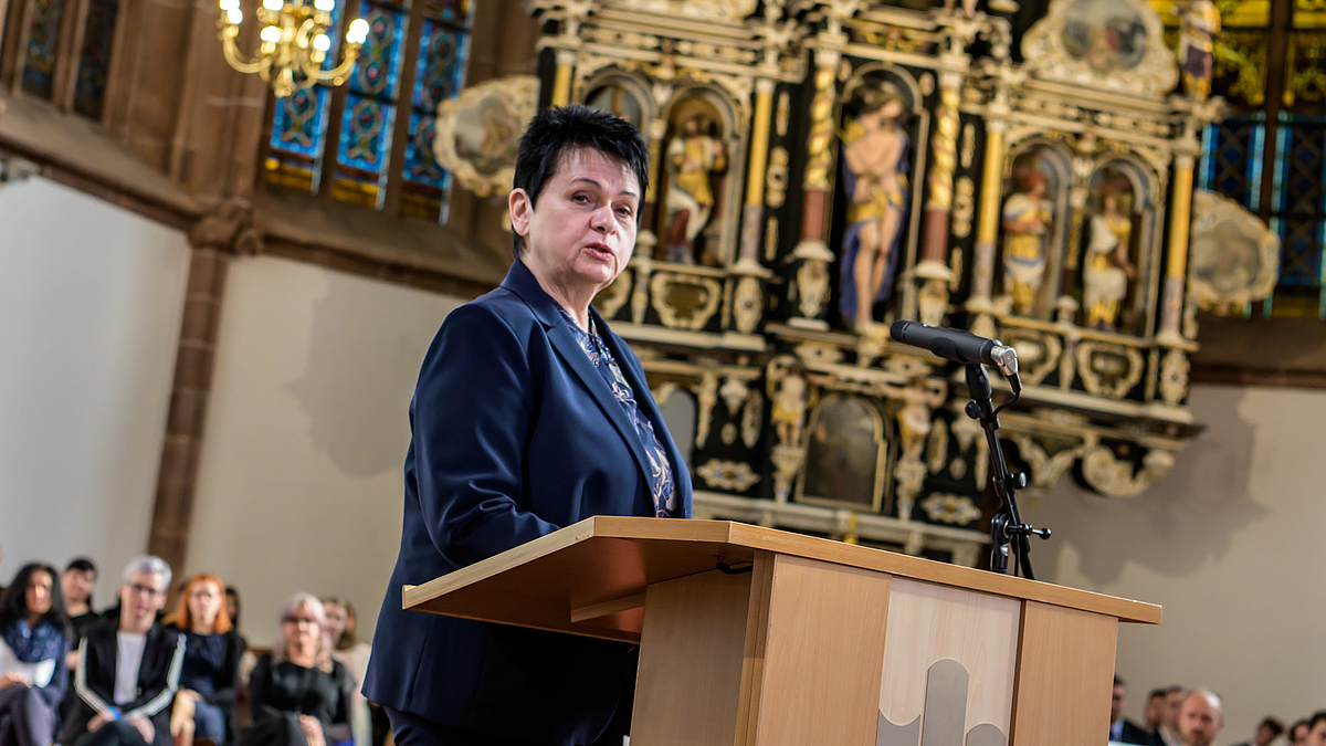 Die Hochschulratsvorsitzende Iris Firmenich: Wissen und Fähigkeiten in die Praxis umzusetzen, gelingt am besten gemeinsam mit anderen