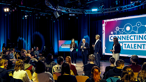 Starten das Medienforum Mittweida 2022 unter dem Motto CONNECTING TALENTS: Producerin Elisa Huback, Rektor Ludwig Hilmer, Mediendekan Markus Heinker und Producerin Elizabete Vindule-Mince (v.l.).