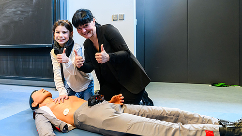 Kinderuni „erleben“: Bei der Reanimation sollte man sich abwechseln. Matilda und Anästhesie-Fachschwester Anja Adner vom Klinikum Mittweida haben es erfolgreich demonstriert.