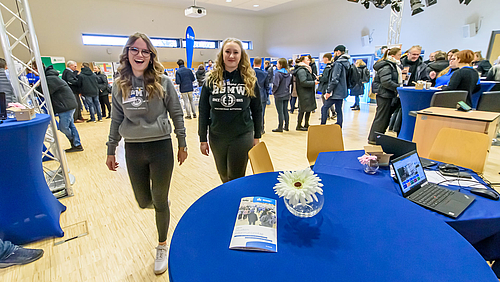 Willkommen im Studio B der Hochschule Mittweida! Hier angekommen kommt man garantiert weiter: Hier beantworten die Fakultäten und Seviceeinrichtungen der Hochschule alle Fragen und von hier starten die Campusführungen.
