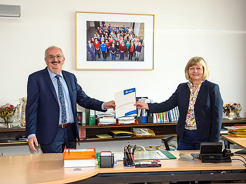 Rektor Ludwig Hilmer gratuliert Kanzlerin Sylvia Bäßler zur dritten Amtszeit und freut sich auf die weitere Zusammenarbeit in der Hochschulleitung. 