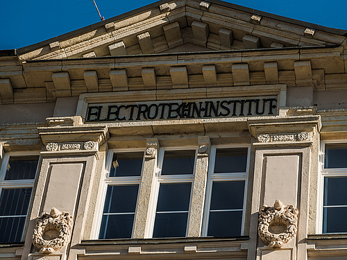 Seinen urspünglichen Titel trägt das als Elektrotechnisches Institut errichtete Haus 2 bis heute an der Fassade, auch wenn es mittlerweile nach Alfred Udo Holzt benannt ist.