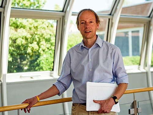 Röbbe Wünschiers ist Professor für Biochemie/Molekularbiologie an der Hochschule Mittweida. Er forscht auf dem Gebiet der funktionalen Genomik. Im Herbst 2019 erscheint sein Sachbuch „Generation Gen-Schere: Wie begegnen wir der gentechnologischen Rev Röbbe Wünschiers ist Professor für Biochemie/Molekularbiologie an der Hochschule Mittweida. Er forscht auf dem Gebiet der funktionalen Genomik. Im Herbst 2019 erscheint sein Sachbuch „Generation Gen-Schere: Wie begegnen wir der gentechnologischen Revolution?“ im SpringerSpektrum Verlag Heidelberg.