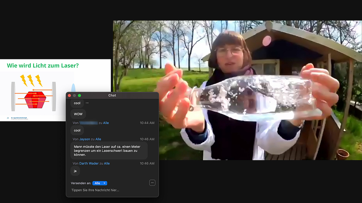 Das Foto zeigt auf einem Screenshot die Folie mit dem Titel "Wie wird das Licht zum Laser" mit der schematischen Darstellung der Lichtreflexion zwischen zwei Spiegeln im Medium und dem Austritt des gebündelten Strahls aus dem Medium. Daneben ist die Dozentin zu sehen, die durch das Hin und her Bewegen einer mit Wasser gefüllten Flasche die Reflexion des Lichts im Medium veranschaulicht.