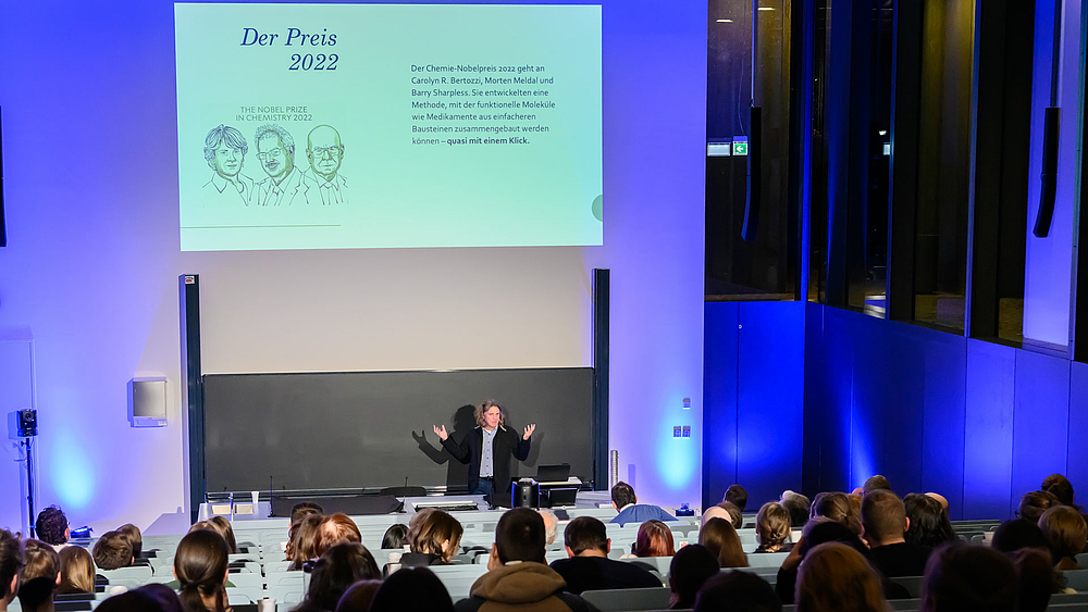 Der Mittweidaer Bioinformatiker und Forensik-Experte Dirk Labudde erklärte den Chemie-Nobelpreis an Carolyn Bertozzi (USA), Morten P. Meldal (Dänemark) und Barry Sharpless (USA).