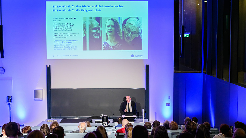 Rektor Ludwig Hilmer, Politikwissenschaftler und Historiker, sprach über den Friedensnobelpreis. Er geht im Jahr 2022 an die Organisationen Memorial (Russland) und Center for Civil Liberties (Ukraine), sowie an den Menschenrechtler Ales Bjaljazki.