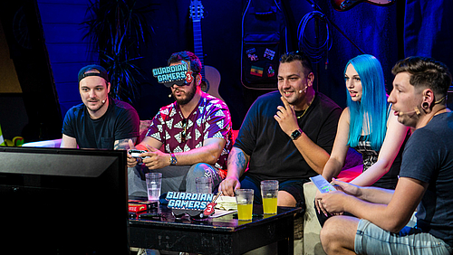 Die Streamer:innen und YouTuber:innen Frodo, Jeaw, Execute und BloodyNyuu (v.l.) spielen bei Guardian Gamers III in verschiedenen Spielen gegeneinander. (Foto: Elisa Leime