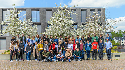 Ein Platz an der Sonne am Zentrum für Medien und Soziale Arbeit für die Teilnehmenden des internationalen Workshops zu Immersive Media an der Hochschule Mittweida. Auf dem Gruppenfoto sind zahlreiche junge Menschen zu sehen.