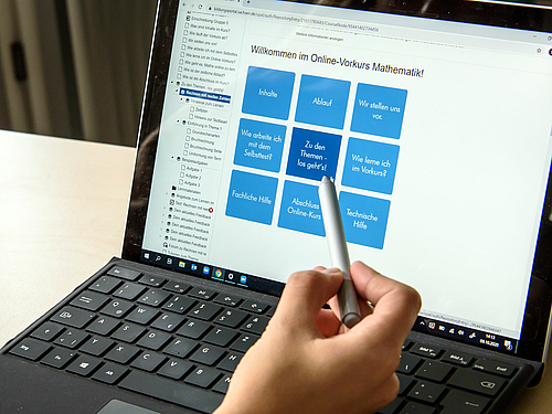 Zum ersten Mal auch online. Der Vorbereitungskurs in Mathematik setzt auf die Kombination von Präsenz- und Onlinelehre. 