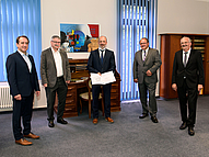 Freuen sich über die erweiterte Zusammenarbeit: Studiendekan Prof. Michael Kuhl (HSMW), Uwe Möbius (SPE), Dekan Prof. Jörg Matthes (HSMW), Martin Marche (SPE), Rektor Prof. Ludwig Hilmer (HSMW) (v.l.n.r.). 