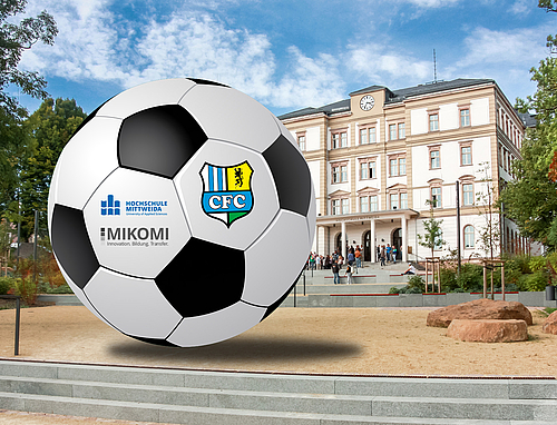 Das MIKOMI der Hochschule Mittweida kooperiert mit dem Chemnitzer FC Auf ein Bild des Hauptgebäudes der Hochschule Mittweida ist ein Fußball montiert. Der Ball zeigt die Logos von Hochschule Mittweida, MIKOMI und Chemnitzer FC.