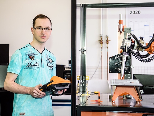 Max Reuter im Robotik-Labor der Hochschule Mittweida. Er kombiniert das Studium Mechatronik mit der Berufsausbildung zum Mechatroniker.
