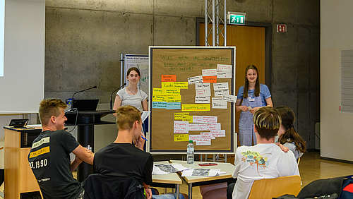 Wie im „richtigen“ Studium: Linda und Anna-Sophia (v.l.) aus der 9. Klasse präsentieren beim Speed-Bachelor die Vorschläge ihrer Gruppe für ein attraktiveres Zentrum der Hochschulstadt Mittweida. (Foto: Helmut Hammer)
