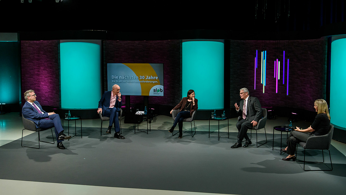 Das Foto zeigt in dier Totalen das erweiterte Podium: Dr. Roland Löffler, Moderator Meinhard Schmidt-Degenhard, Anne Hähnig, Joachim Gauck und Constanze Kurz.