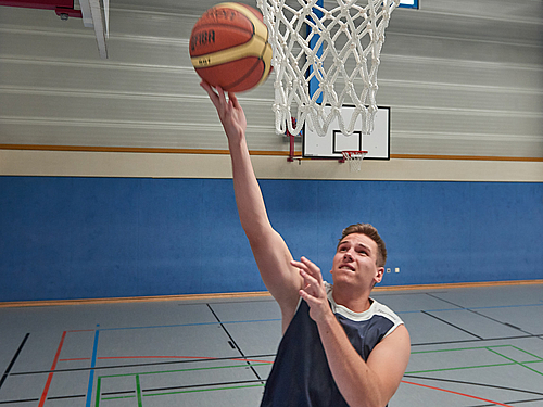 Beim Hochschulsport steht die gemeinsame sportliche Aktivität im Mittelpunkt - nicht nur bei Teamsportarten wie Basketball.