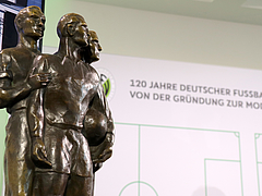 Der FDGB-Pokal des DDR-Fußballs ist Teil der Geschichte des deutschen Fußballs.