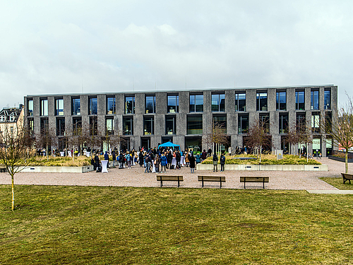 Die Sonne kam dann noch heraus: Erstsemesterbegrüßung der Hochschule Mittweida auf dem Sonnendeck hinter dem Zentrum für Medien und Soziale Arbeit. Die Sonne kam dann noch heraus: Erstsemesterbegrüßung der Hochschule Mittweida auf dem Sonnendeck hinter dem Zentrum für Medien und Soziale Arbeit.
